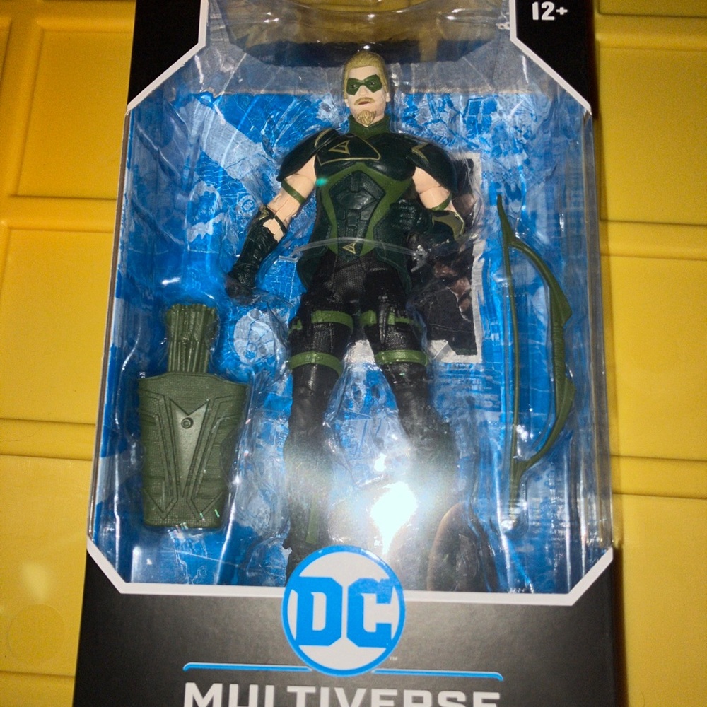 Multiverse green arrow action figure